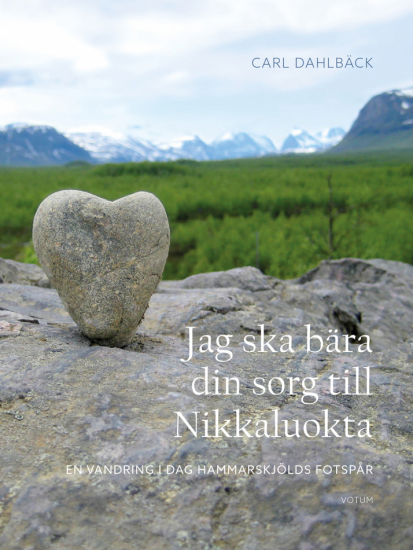 Jag ska bära din sorg till Nikkaluokta: En vandring i Dag Hammarskjölds fotspår i gruppen Böcker / Faktaböcker hos Familjekortet Sverige AB (10006_9789189838079)